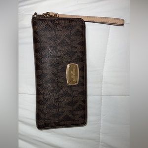 Selling because I got a new one. It’s a michael kors wallet.